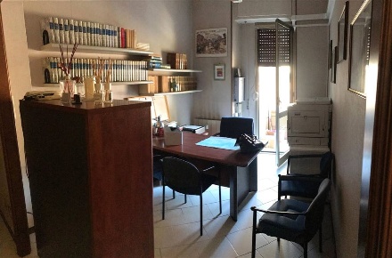Foto Ufficio a Ventimiglia Centro Città di 80 m² con 4 locali in vendita