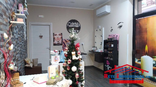 Foto Attività commerciale in Cosenza città, Cosenza Centro di 70 m²