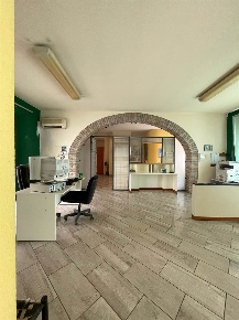 Foto Ufficio a Certaldo Canonica di 195 m² con 9 locali in affitto