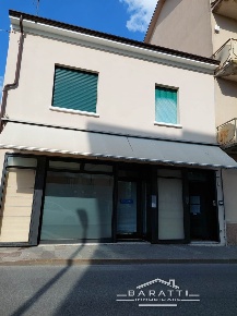 Foto Negozio a Suzzara Centro di 370 m² con 7 locali in affitto