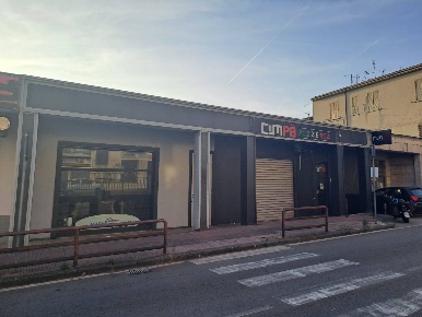 Foto Negozio in Via Irno 205, Salerno Irno - Brignano di 60 m² con 1 locali