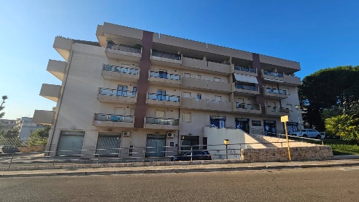 Foto Locale commerciale in VIA GIUSEPPE CHIARELLI, Martina Franca di 600 m²