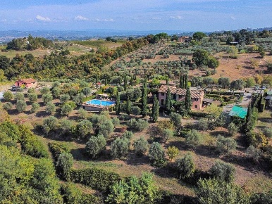 Foto Cessione attività a Montaione Centro di 370 m² con 24 locali