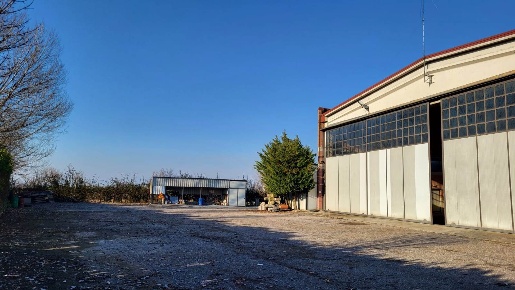 Foto Magazzino a Erbè Centro di 600 m² con 1 locali in vendita