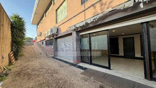 Foto Magazzino a Salerno Zona Industriale - San Leonardo di 400 m²