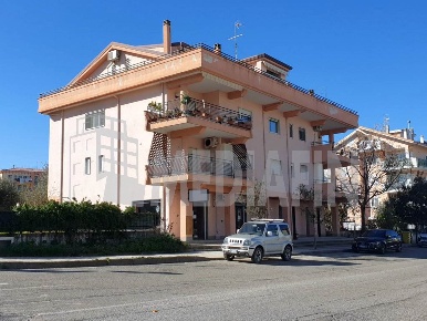 Foto Locale commerciale in VIA FELLINO 1, Corigliano-Rossano di 80 m²