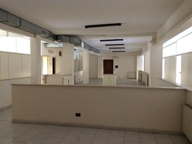 Foto Ufficio in Viale Mazzini 51, Frosinone Centro di 390 m² con 12 locali