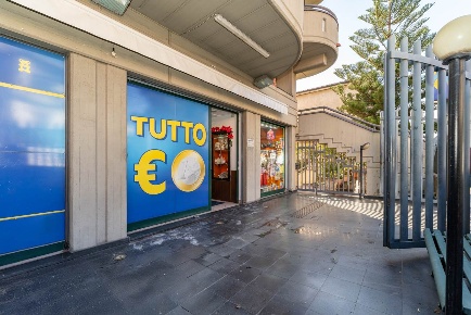 Foto Negozio in Via Cappuccini 229, Adrano di 140 m² con 1 locali