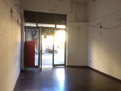 Foto Attività commerciale a Giffoni Valle Piana Mercato di 50 m² in affitto