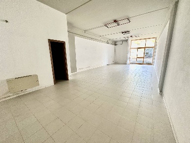 Foto Negozio in PIAZZA 1 MAGGIO, Follonica 167 Ovest, Campi Alti di 80 m²