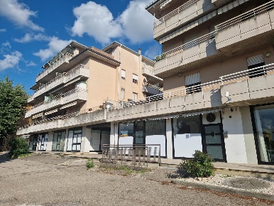 Foto Negozio in Via Olaf Palme 70, Bastia Umbra Bastia di 169 m² in vendita