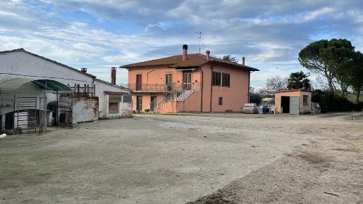 Foto Cessione attività a Cortona Cignano di 1250 m² con 7 locali in vendita