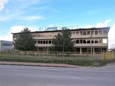 Foto Locale commerciale a Torrita di Siena di 1779 m² in vendita