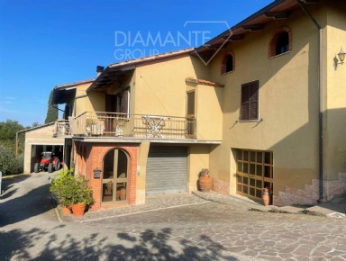 Foto Cessione attività a Chiusi con 8 locali in vendita