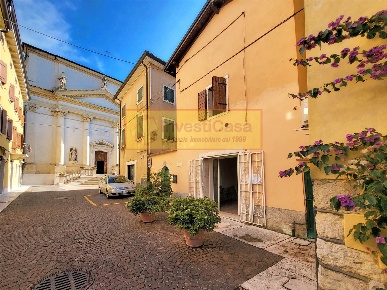 Foto Negozio in VIA CHIESA  6, Lazise Centro di 90 m² con 3 locali