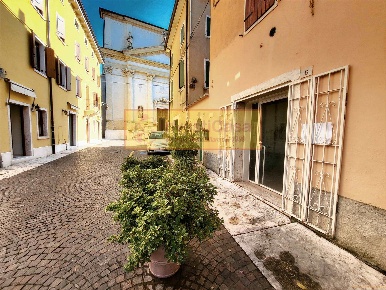 Foto Negozio in VIA CHIESA  6, Lazise Centro di 90 m² con 3 locali