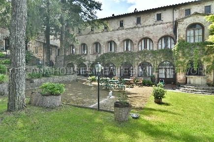 Foto Hotel a Sarteano Centro di 2000 m² con 20 locali in vendita