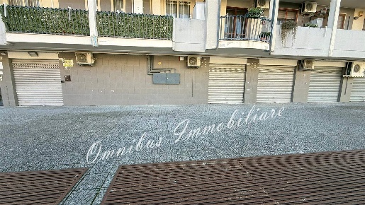 Foto Locale commerciale in VIA BERLINGUER, Foggia di 145 m² con 1 locali