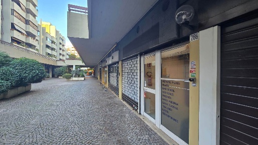 Foto Attività commerciale in Via Andrea Meldola 286, Roma di 198 m²