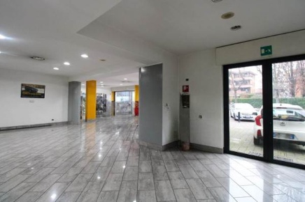 Foto Attività commerciale a Arcore Velate di 908 m² con 5 locali in vendita