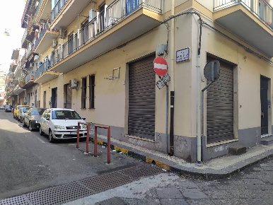 Foto Negozio in VIA ALESSANDRO MANZONI, Aci Catena Centro di 71 m²