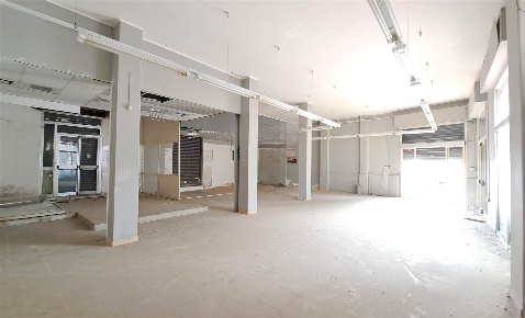 Foto Attività commerciale in via barriera del bosco  65, di 170 m²