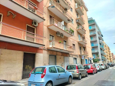 Foto Negozio in Via Laterza 35 - 37, Bari Carrassi di 80 m² con 3 locali