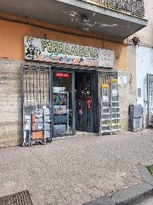Foto Negozio in Via Posidonia 99, Salerno Torrione di 49 m² con 2 locali