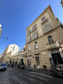 Foto Negozio a Napoli Piazza Amedeo - Parco Margherita di 30 m² in affitto
