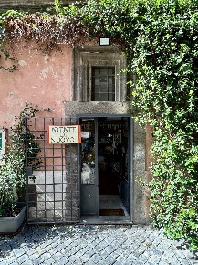 Foto Locale commerciale in via Roma, Tuscania di 12 m² con 1 locali