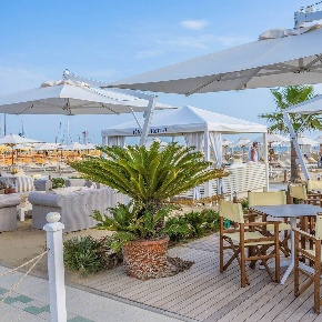 Foto Hotel a Riccione di 3500 m² con 39 locali in vendita