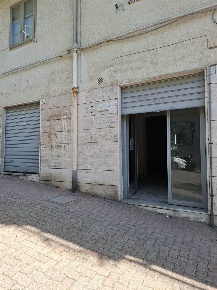 Foto Negozio in via S. Calenda 6, Salerno Carmine Alto di 93 m² in affitto