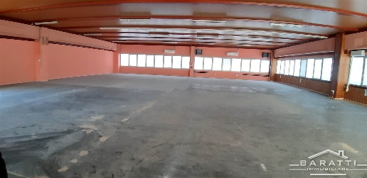 Foto Attività commerciale a Poggio Rusco di 1220 m² con 8 locali in vendita