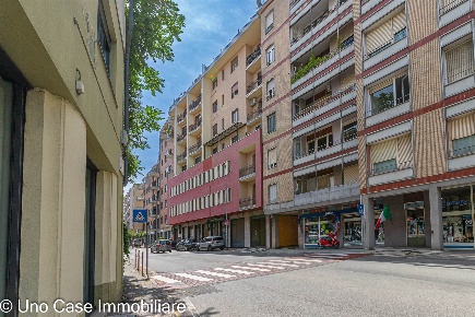 Foto Negozio in Via Miniere 6, Ivrea di 50 m² con 2 locali in vendita