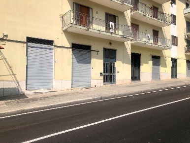 Foto Negozio in Via S. Andrea  33, Baronissi Antessano di 470 m² in affitto