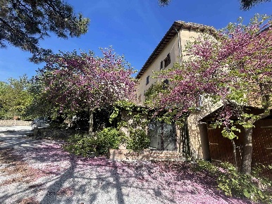 Foto Agriturismo a Gubbio Centro con 35 locali in vendita