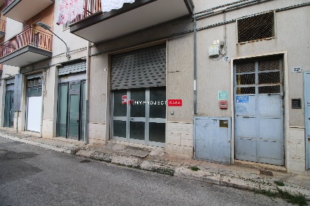 Foto Negozio in Via Dei Cedri 24, Martina Franca di 55 m² con 1 locali