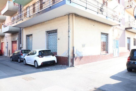 Foto Negozio in Via Lucio finocchairo angolo Via Umberto, Aci Sant'Antonio
