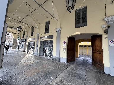 Foto Negozio in Via Buniva 88, Pinerolo Centro di 85 m² con 3 locali