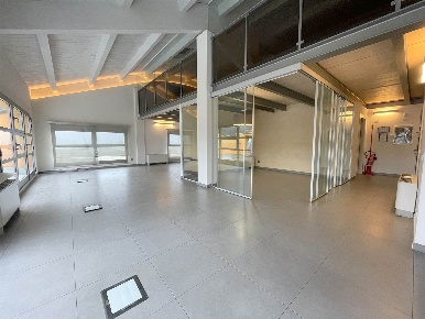 Foto Ufficio a Curtatone di 300 m² con 10 locali in affitto