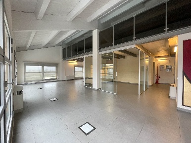 Foto Ufficio a Curtatone di 300 m² con 10 locali in affitto