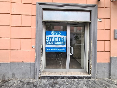 Foto Negozio in Corso Garibaldi 41, Santa Maria Capua Vetere di 135 m²