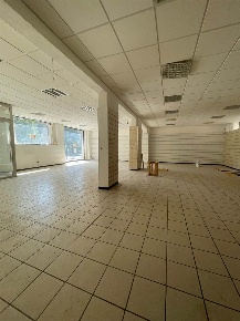 Foto Negozio a Certaldo Canonica di 200 m² con 2 locali in affitto