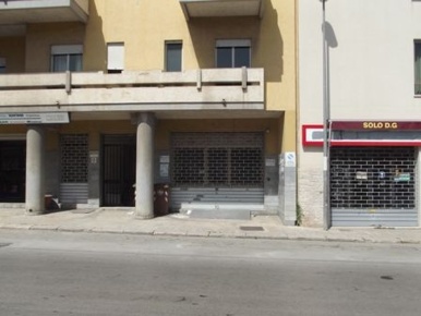 Foto Negozio in via dante alighieri, Marsala Centro Urbano di 120 m²