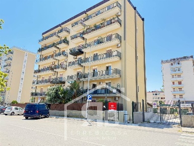 Foto Negozio in Via Claudio Domino 24, Palermo di 400 m² con 13 locali