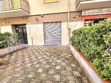 Foto Negozio in Via Atzori, Nocera Inferiore di 75 m² con 1 locali