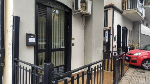 Foto Negozio a Acireale San Cosmo, Corso Italia, Piazza Dante di 20 m²