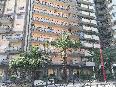 Foto Negozio a Palermo Malaspina di 355 m² con 1 locali in vendita