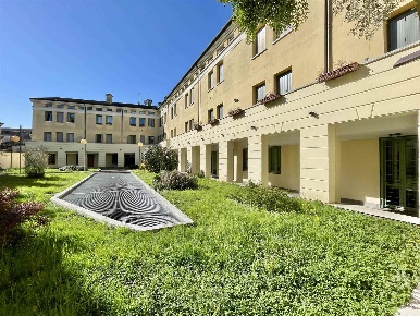 Foto Ufficio a Mantova Centro di 155 m² con 6 locali in affitto