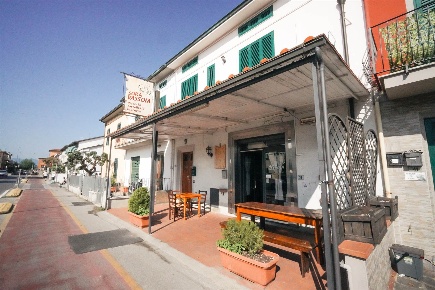 Foto Attività commerciale in via di oste 39, Montemurlo Fornacelle